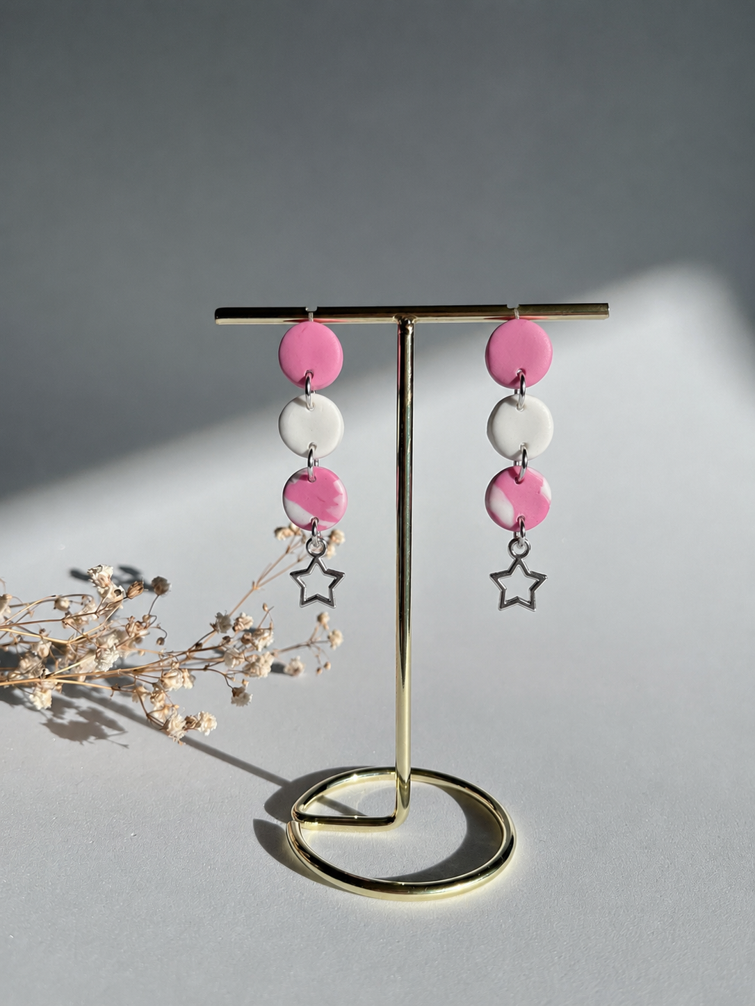 Pendientes en cascada de círculos rosa y blanco con estrella plateada hechos a mano en arcilla polimérica - Gradi Handmade