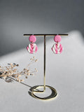 Pendientes botón rosa con hexágono a rayas chevron rosa y blanco hechos a mano en arcilla polimérica - Gradi Handmade
