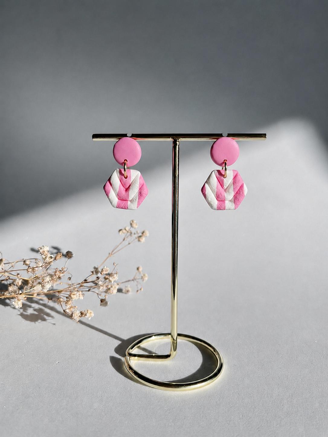 Pendientes botón rosa con hexágono a rayas chevron rosa y blanco hechos a mano en arcilla polimérica - Gradi Handmade
