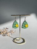 Pendientes triángulo verde menta a rayas con estrella amarilla en relieve hechos a mano en arcilla polimérica - Gradi Handmade
