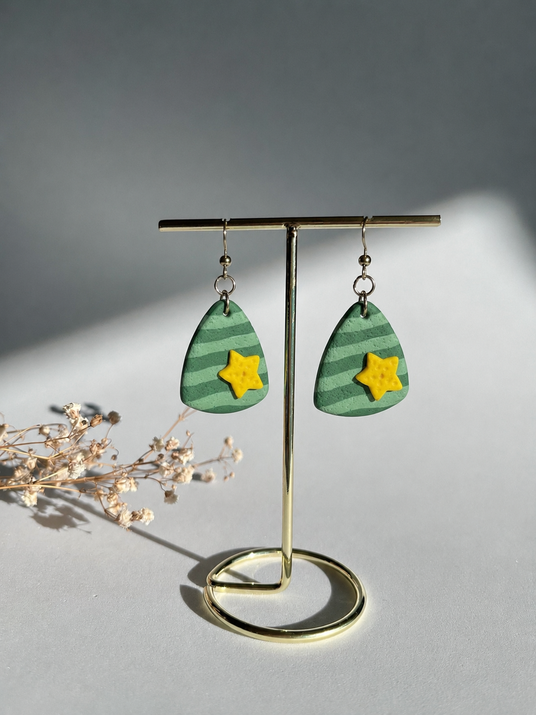 Pendientes triángulo verde menta a rayas con estrella amarilla en relieve hechos a mano en arcilla polimérica - Gradi Handmade