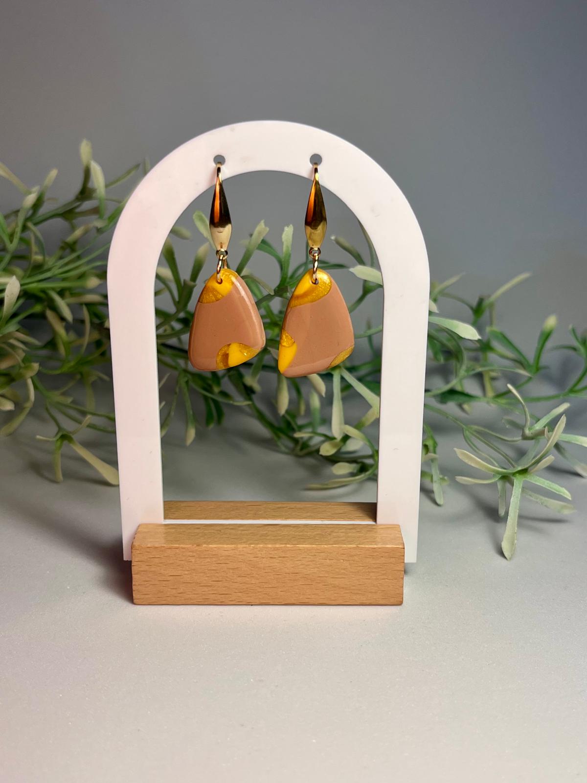 SAHARA - Pendientes artesanales con gancho dorado y colgante nude mostaza en arcilla polimérica