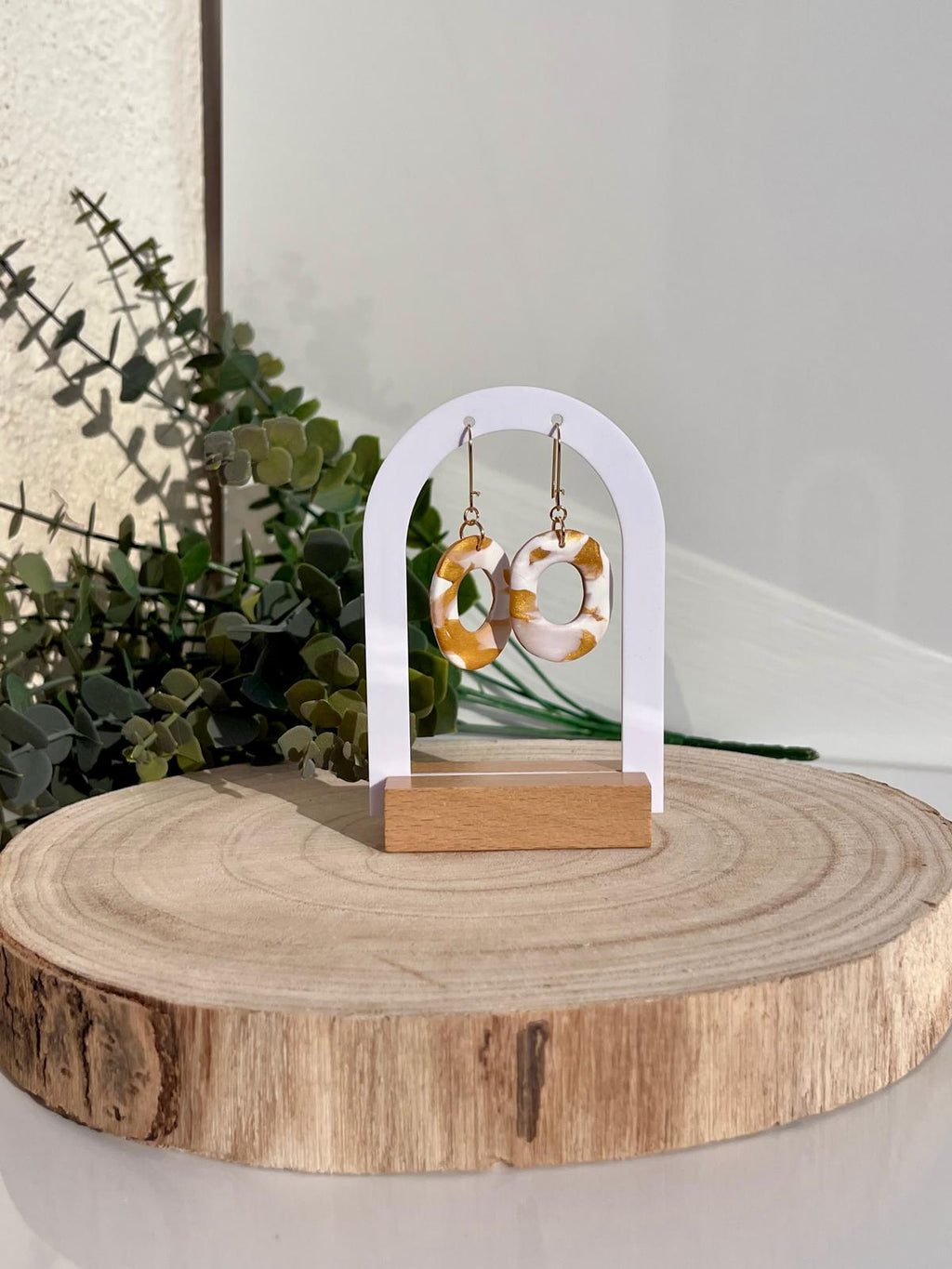 Aros Calados Mármol Blanco Dorado Mostaza