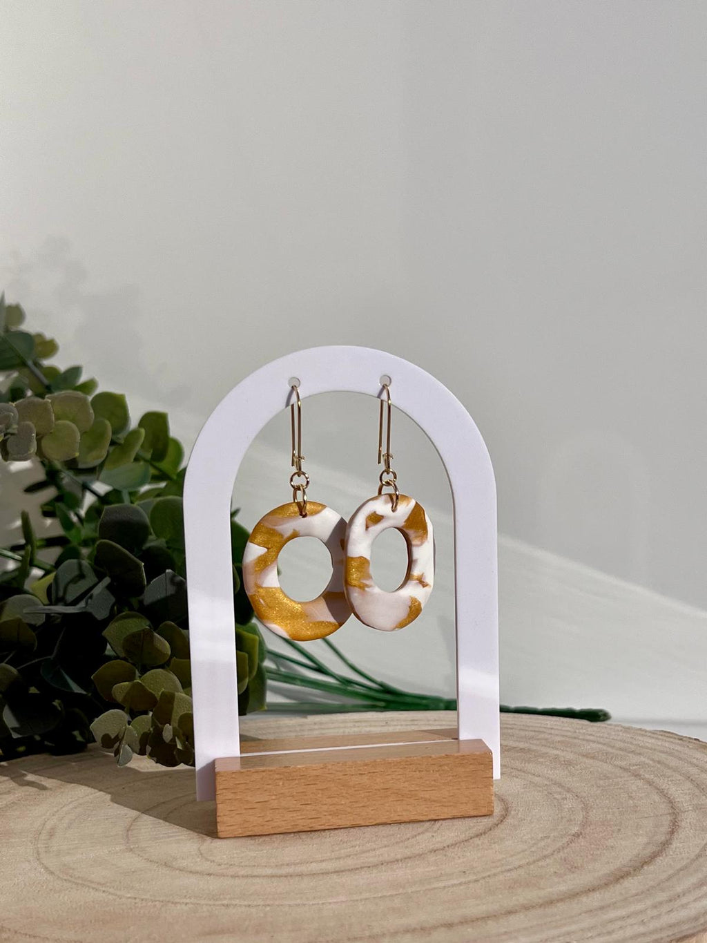 Aros Calados Mármol Blanco Dorado Mostaza