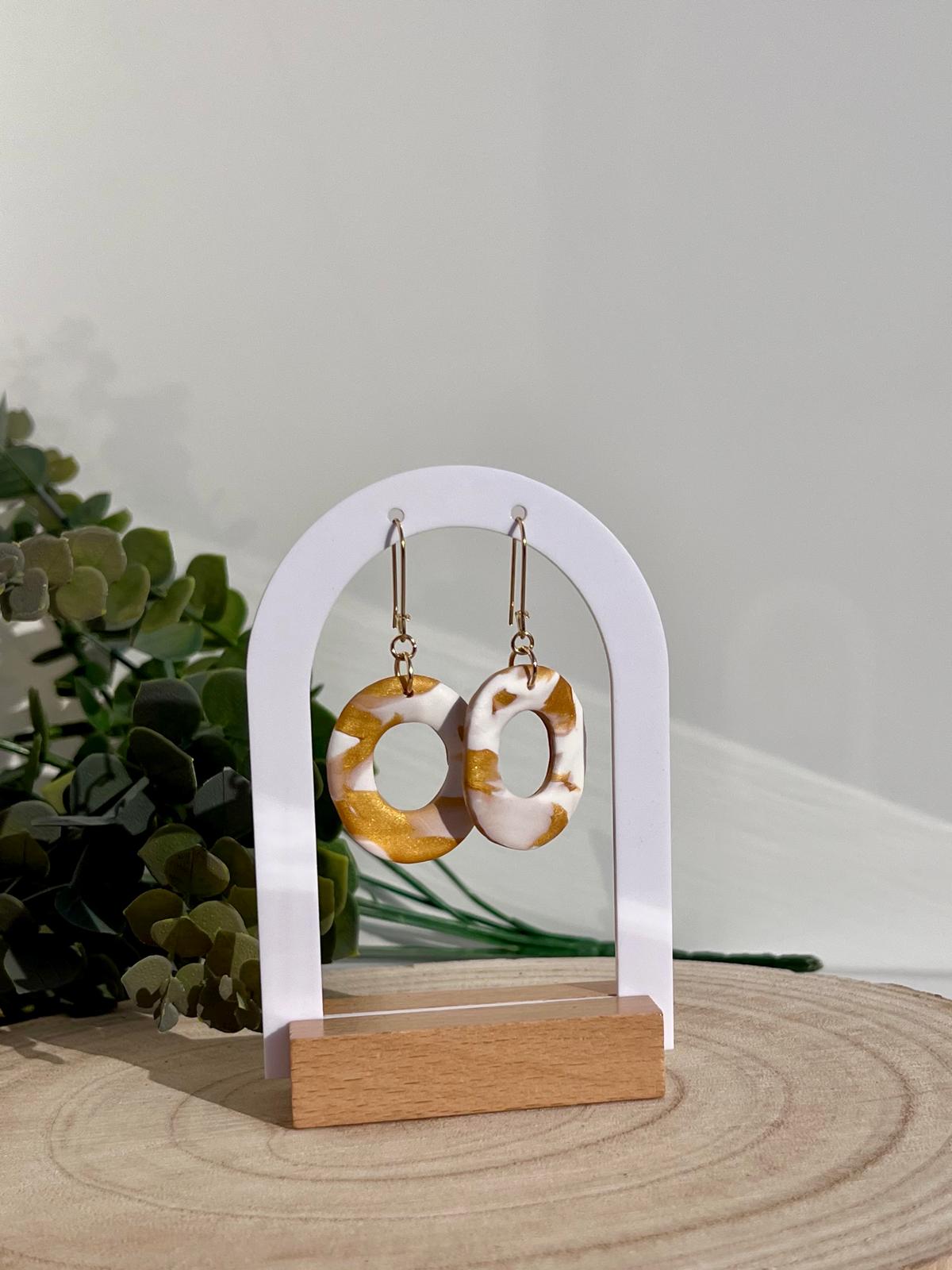 Aros Calados Mármol Blanco Dorado Mostaza