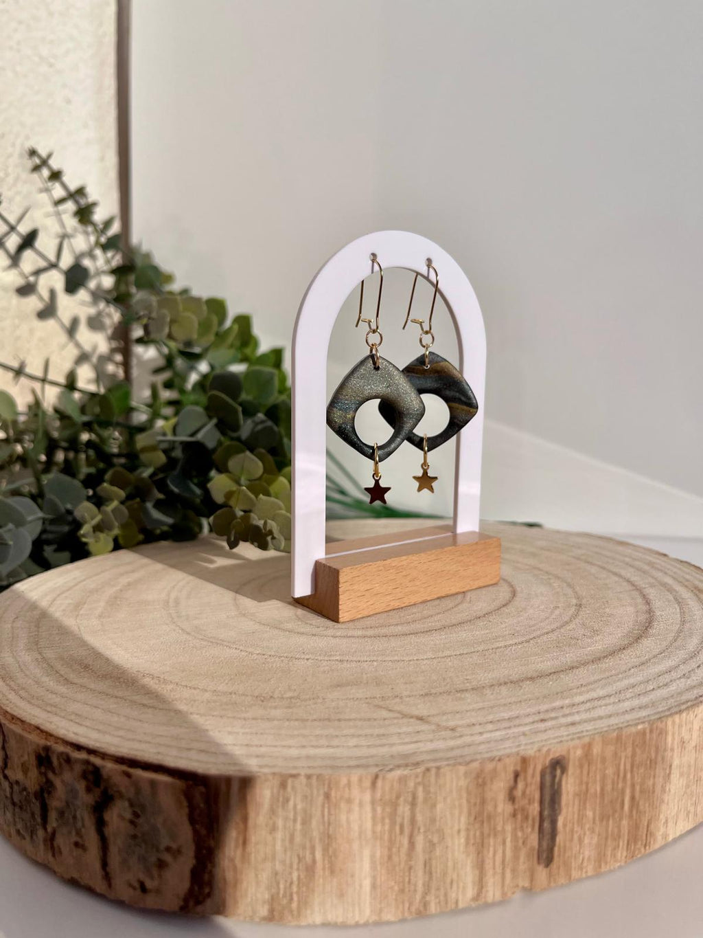 Rombos Calados Negro Dorado Estrella Colgante