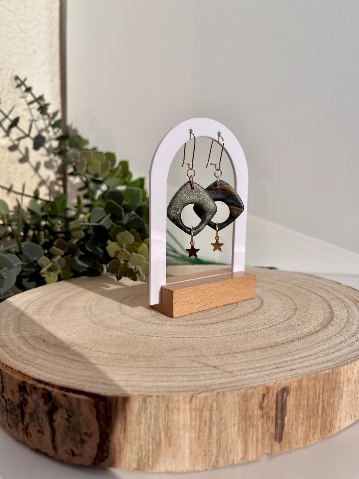 Rombos Calados Negro Dorado Estrella Colgante