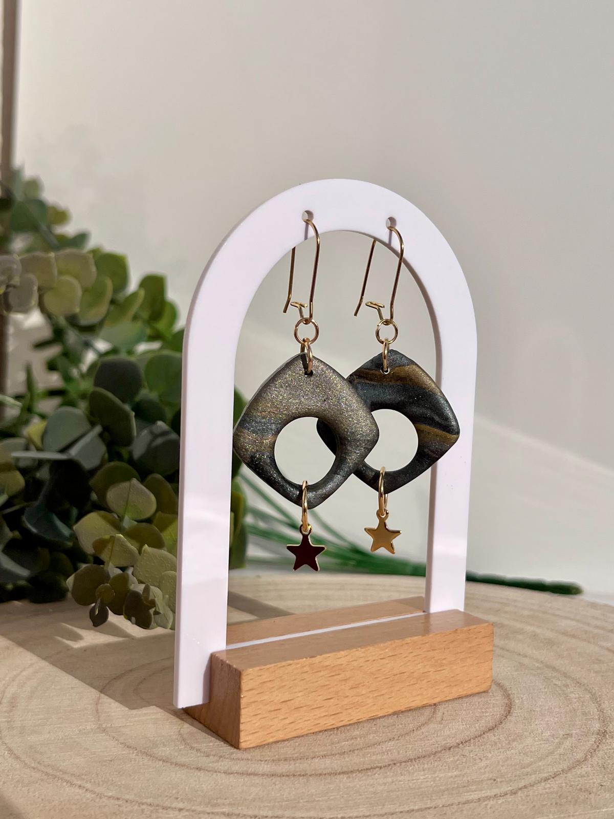 Rombos Calados Negro Dorado Estrella Colgante