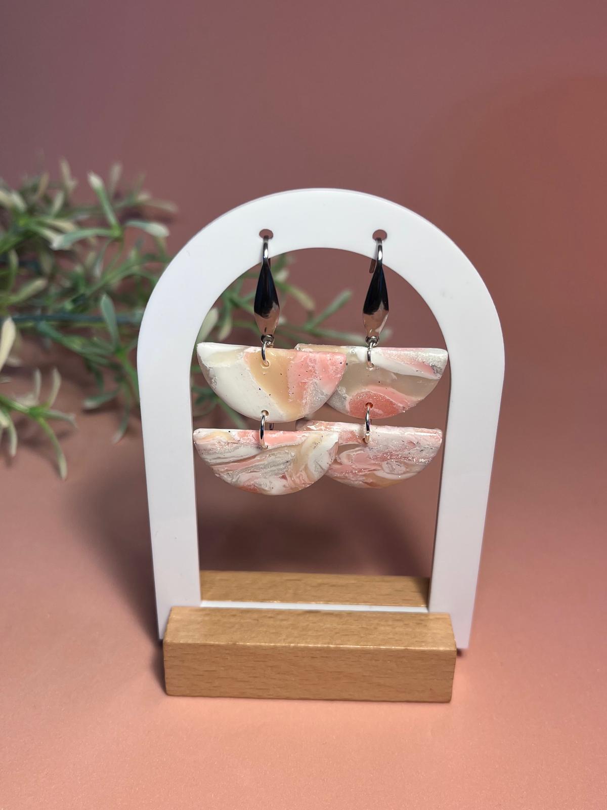 CLAUDIA – Pendientes semicírculos apilados mármol rosa arcilla polimérica artesanales | Gradi Handmade