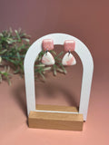 ABRIL – Pendientes triángulo mármol rosa blanco arcilla polimérica artesanales | Gradi Handmade