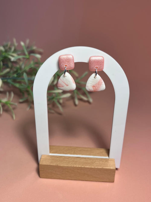 ABRIL – Pendientes triángulo mármol rosa blanco arcilla polimérica artesanales | Gradi Handmade