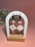 DAFNE – Pendientes doble rombo rosa blanco arcilla polimérica artesanales | Gradi Handmade