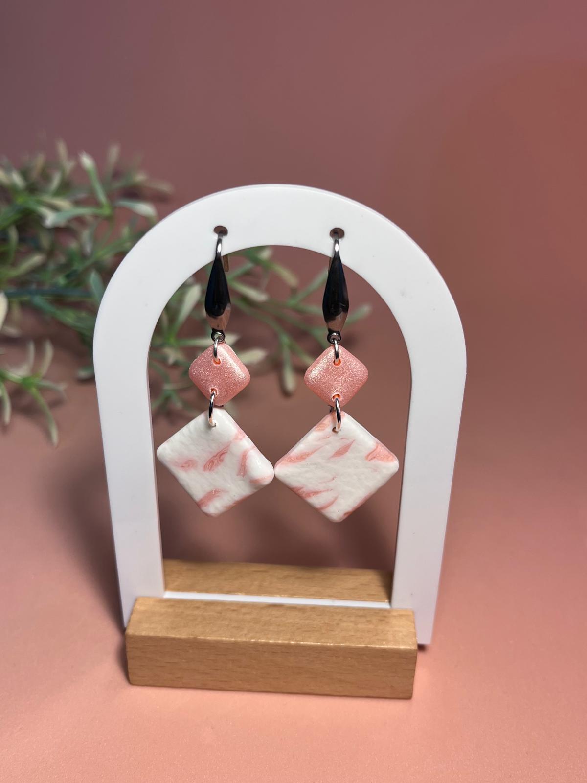 DAFNE – Pendientes doble rombo rosa blanco arcilla polimérica artesanales | Gradi Handmade