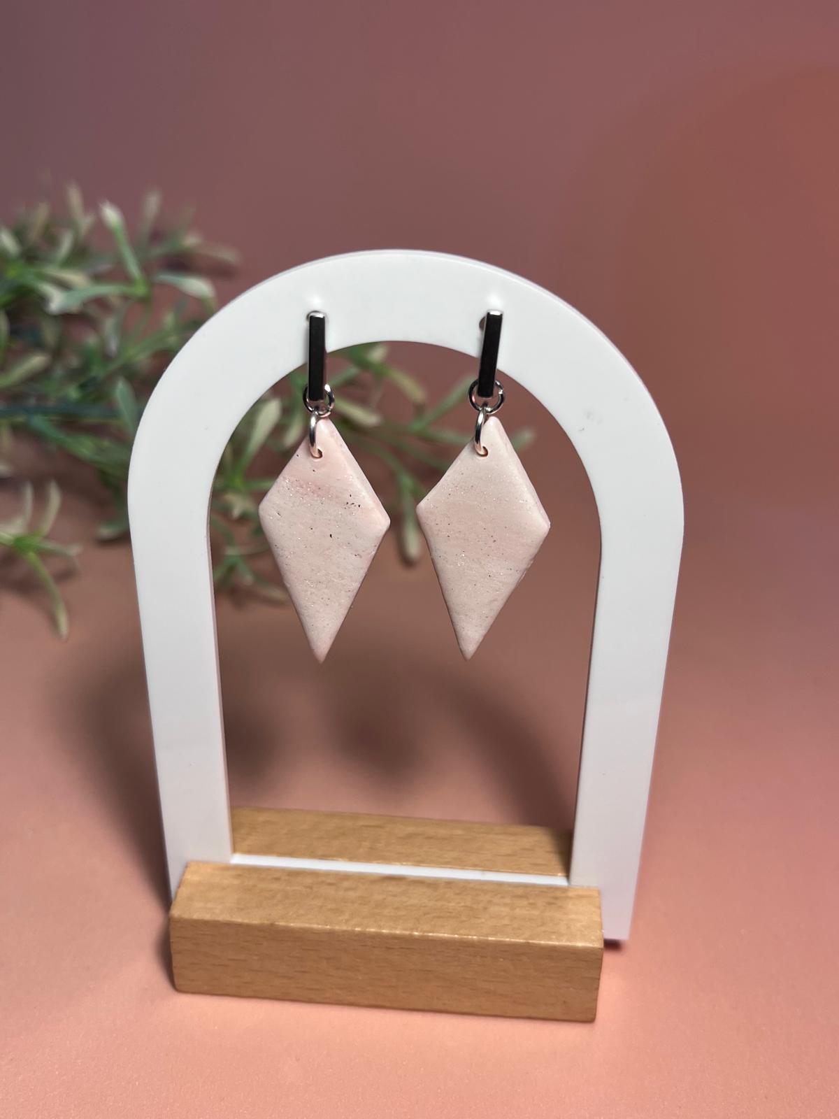 LEIRE – Pendientes rombo rosa palo mate arcilla polimérica artesanales | Gradi Handmade