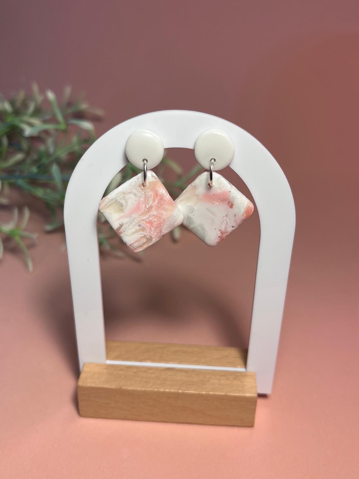 VALENTINA – Pendientes rombo mármol rosa dorado arcilla polimérica artesanales | Gradi Handmade