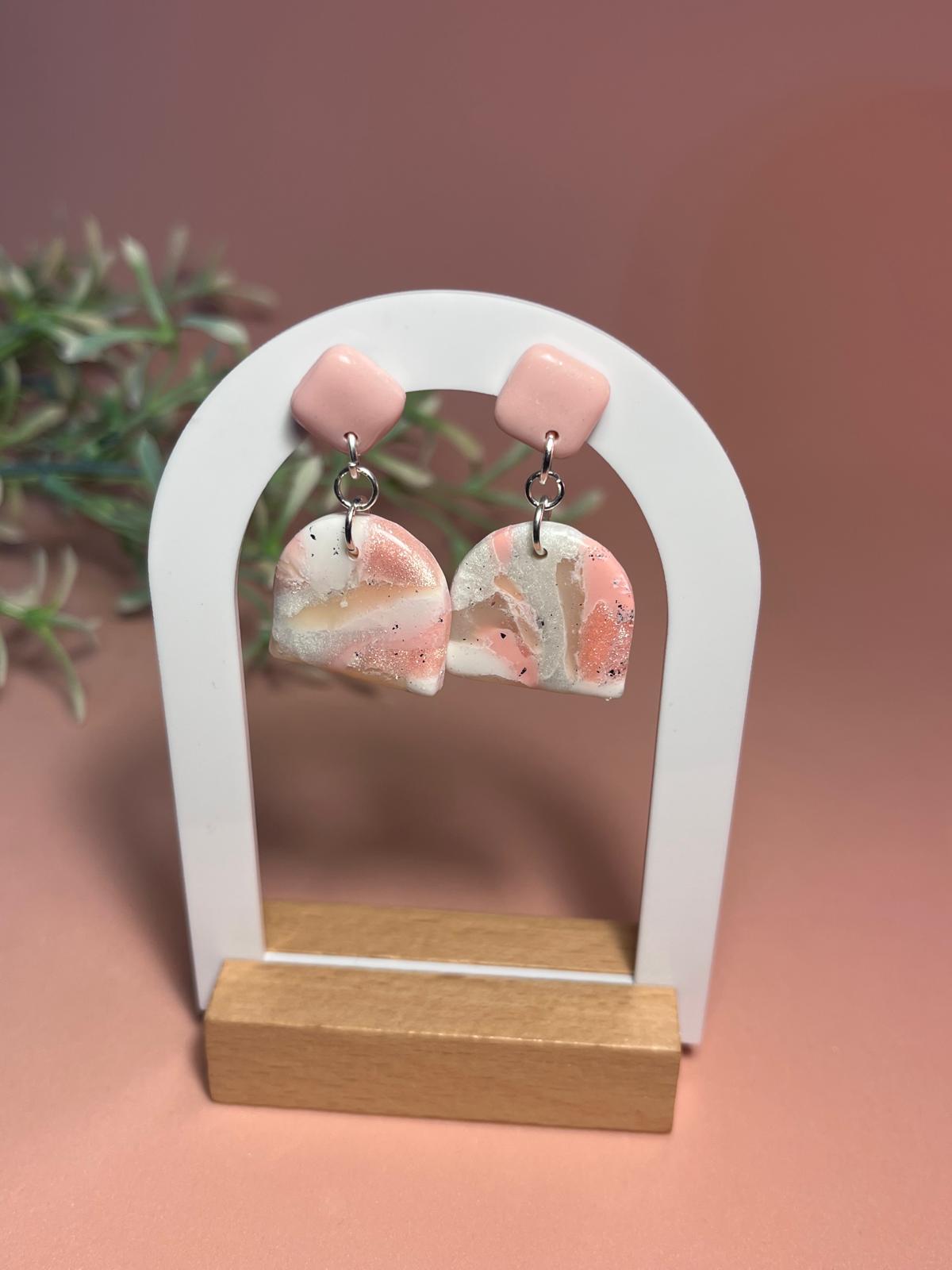 AMELIE – Pendientes semicírculo mármol rosa cobre arcilla polimérica artesanales | Gradi Handmade