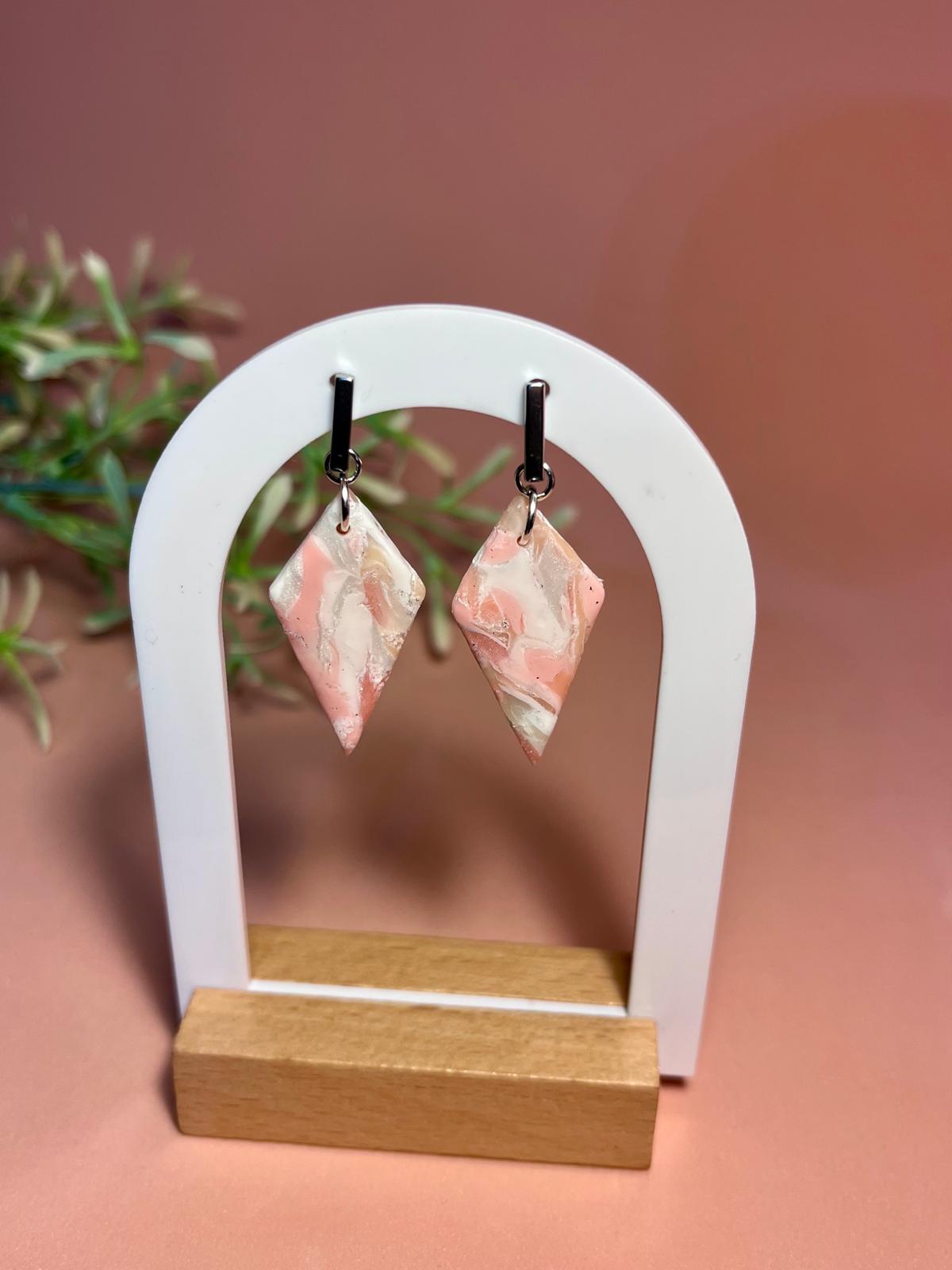 LÍA – Pendientes rombo alargado mármol rosa cobre arcilla polimérica artesanales | Gradi Handmade
