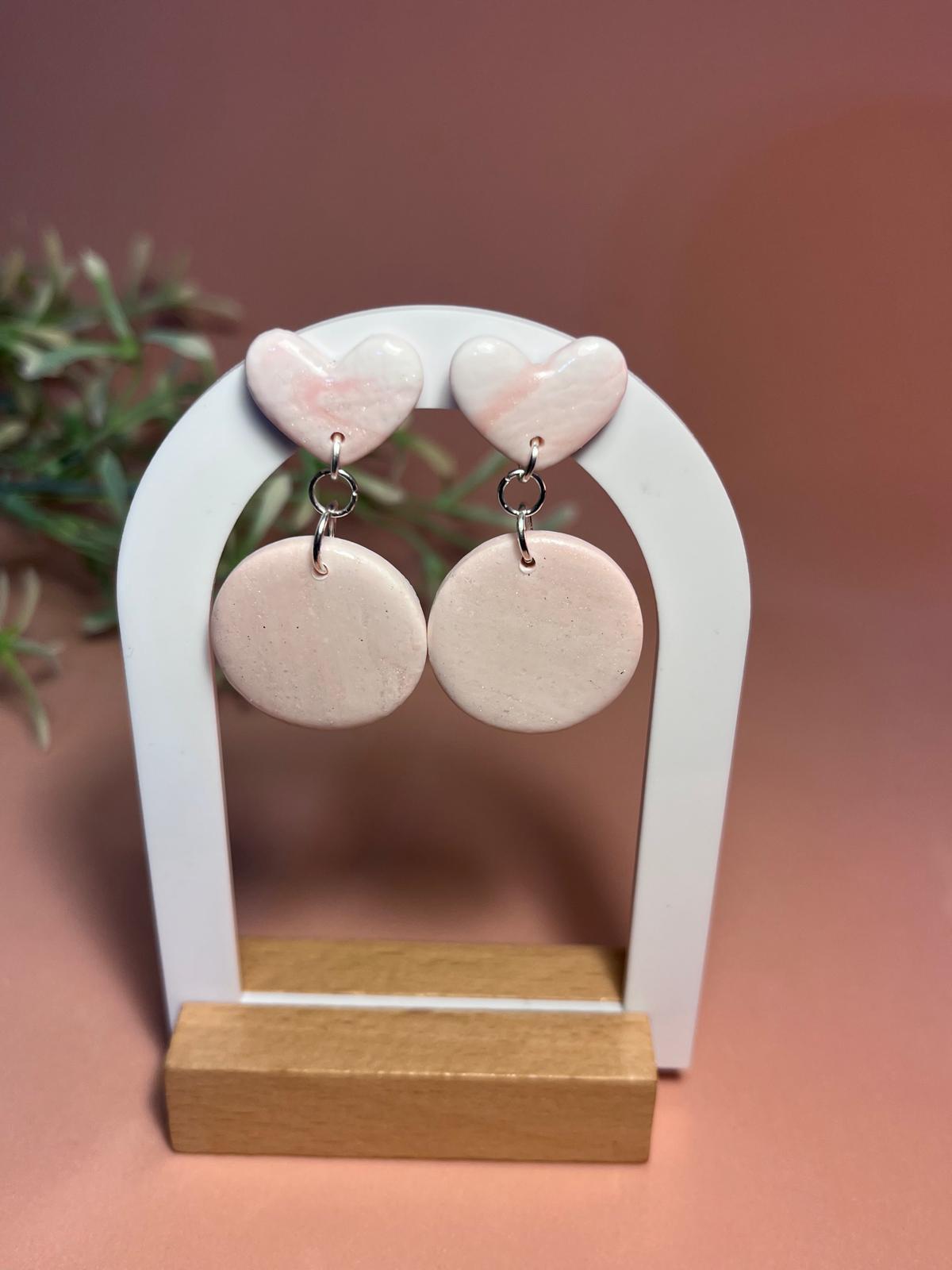 CLOE – Pendientes corazón círculo rosa palo arcilla polimérica artesanales | Gradi Handmade
