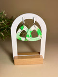 SAVIA – Pendientes triángulos bicolor verde blanco arcilla polimérica artesanales | Gradi Handmade