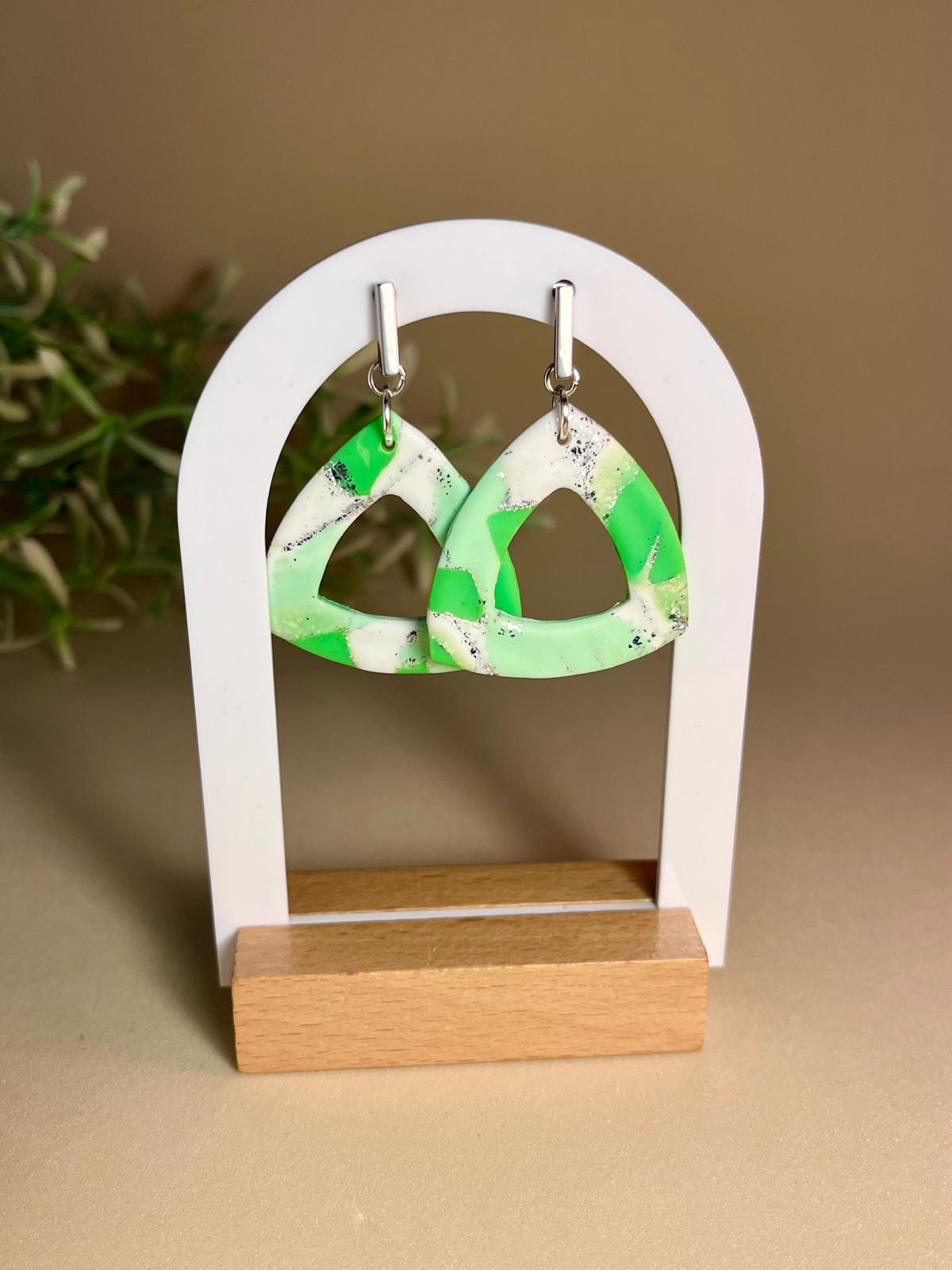SAVIA – Pendientes triángulos bicolor verde blanco arcilla polimérica artesanales | Gradi Handmade