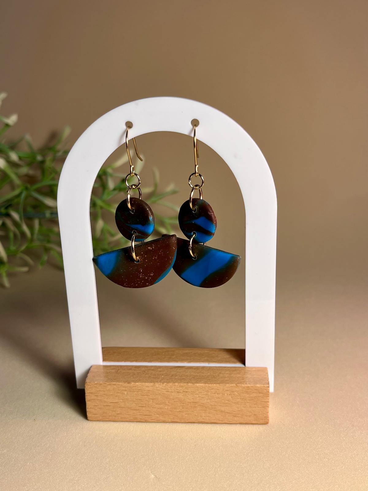 BLUE COCOA – Pendientes semicírculos chocolate azul arcilla polimérica artesanales | Gradi Handmade