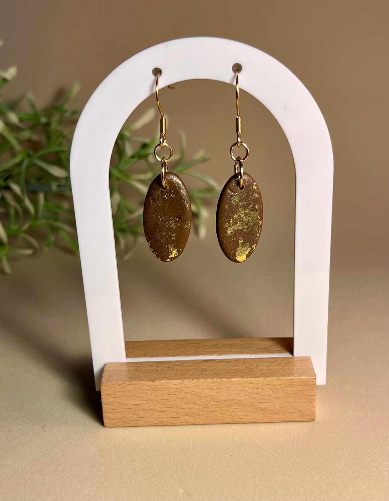 CHOCO GLOW – Pendientes chocolate dorado brillante arcilla polimérica artesanales | Gradi Handmade