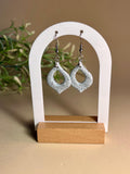 MINERAL FLOW – Pendientes rombos calados granito gris arcilla polimérica artesanales | Gradi Handmade