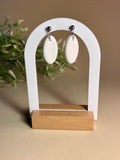 WHITE OVAL – Pendientes ovalados blanco arcilla polimérica artesanales | Gradi Handmade