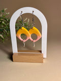 SUNSET – Pendientes aro oval naranja rosa pluma arcilla polimérica artesanales | Gradi Handmade