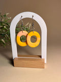 MANGO – Pendientes aro redondo amarillo mostaza arcilla polimérica artesanales | Gradi Handmade