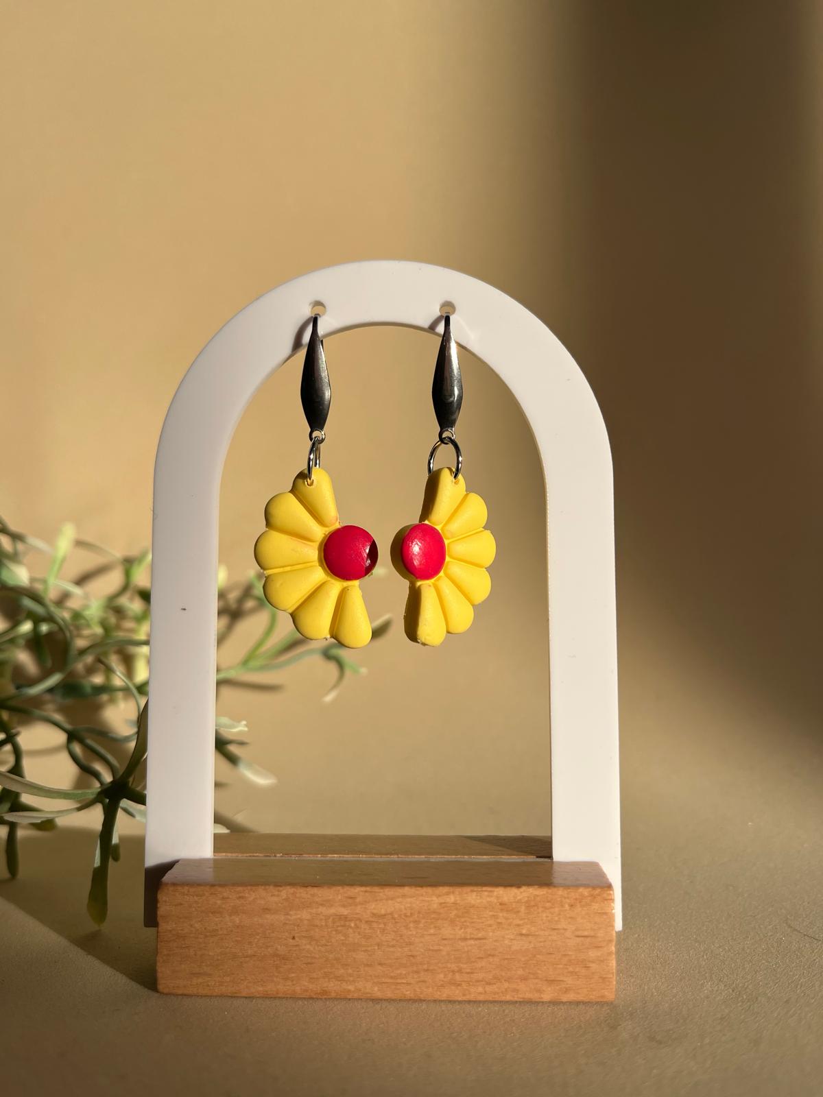 CAMELIA AMARILLA - Pendientes artesanales en forma de media flor amarilla