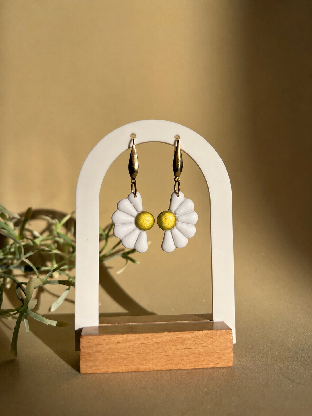CAMELIA BLANCA - Pendientes artesanales en forma de media flor blanca