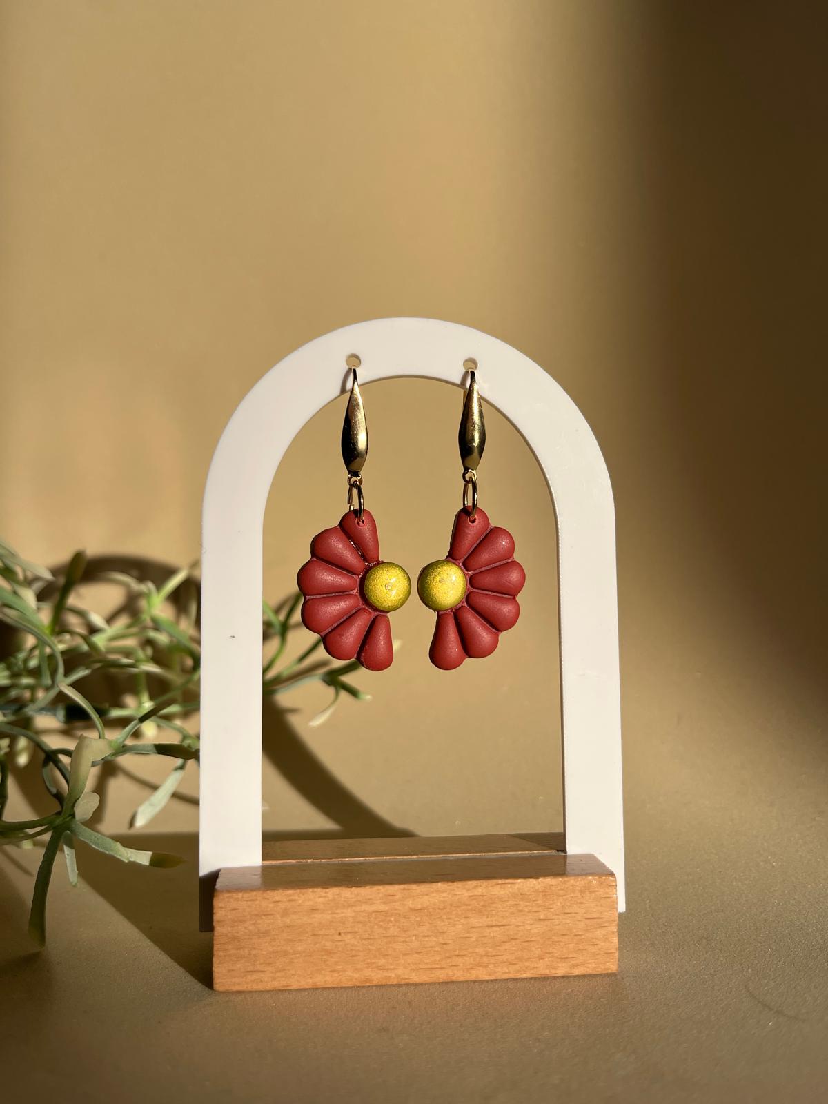 CAMELIA TEJA - Pendientes artesanales en forma de media flor rojo teja