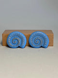 AMMONITA AZUL – Pendientes stud azul dorada