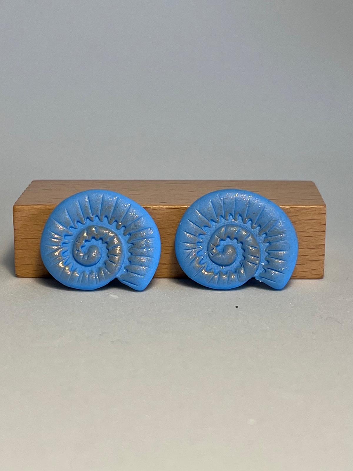 AMMONITA AZUL – Pendientes stud azul dorada