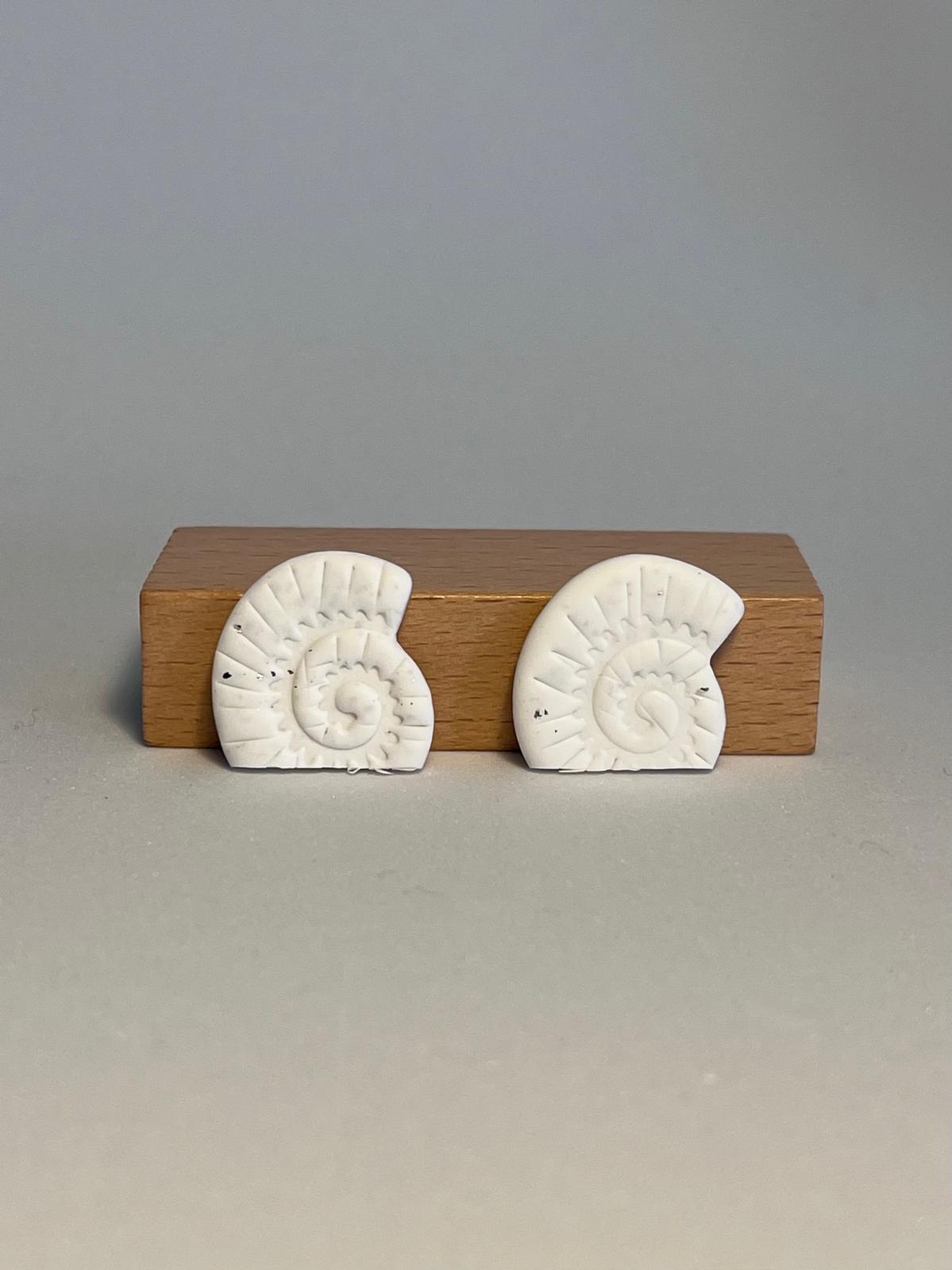 AMMONITA BLANCA 2 — Pendientes stud blanco