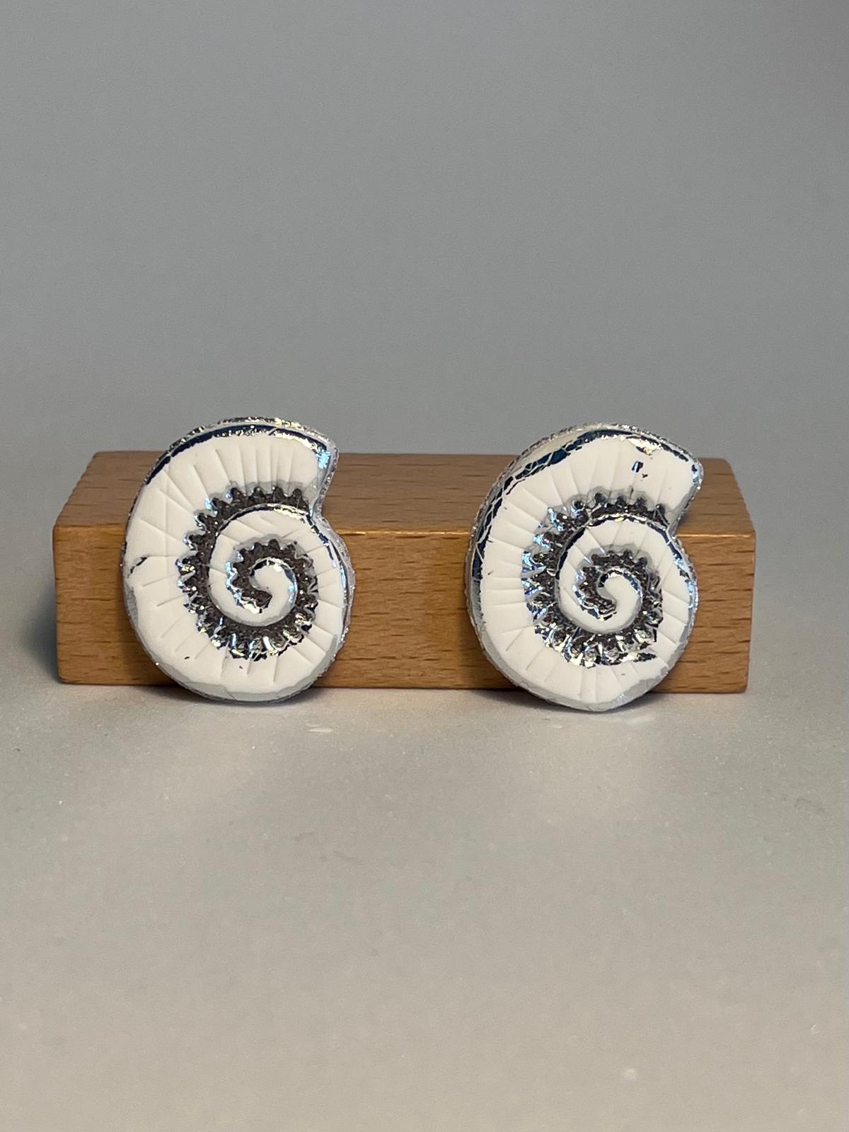 AMMONITA BLANCA – Pendientes stud blanca plateada