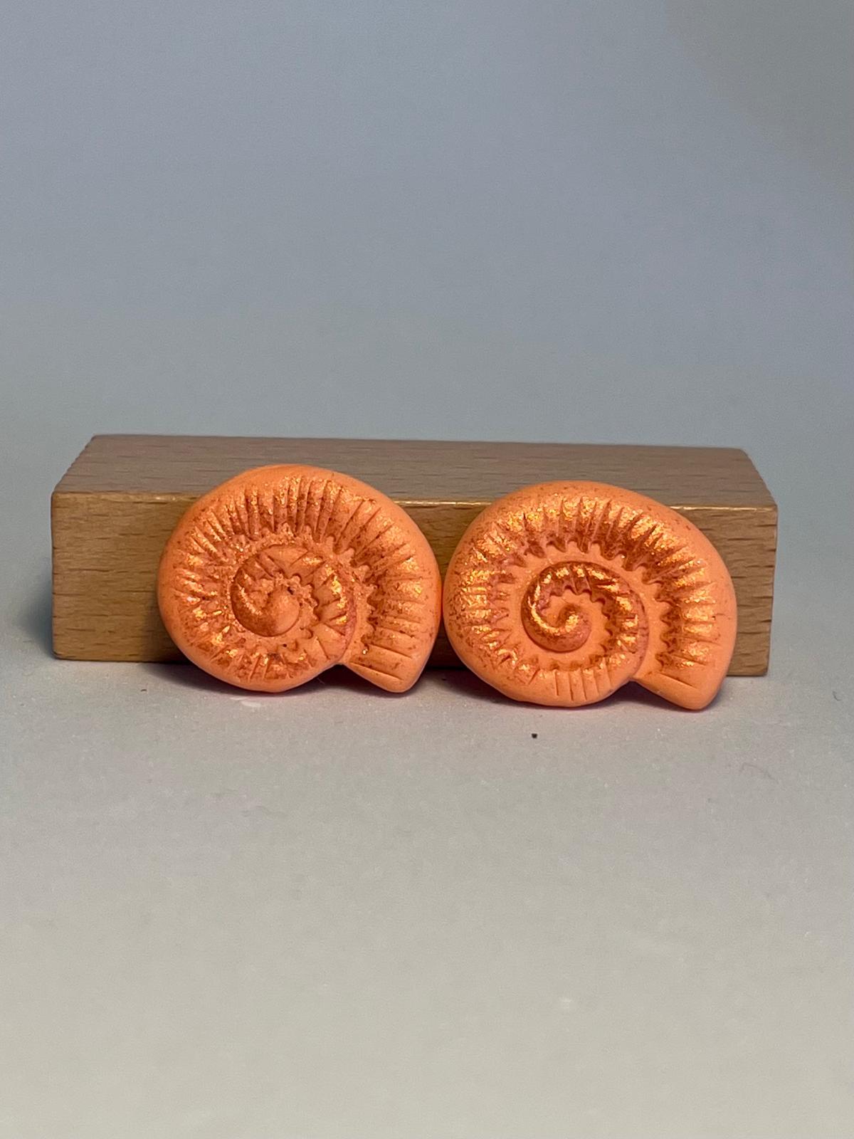 AMMONITA TERRACOTA – Pendientes stud terracota dorada