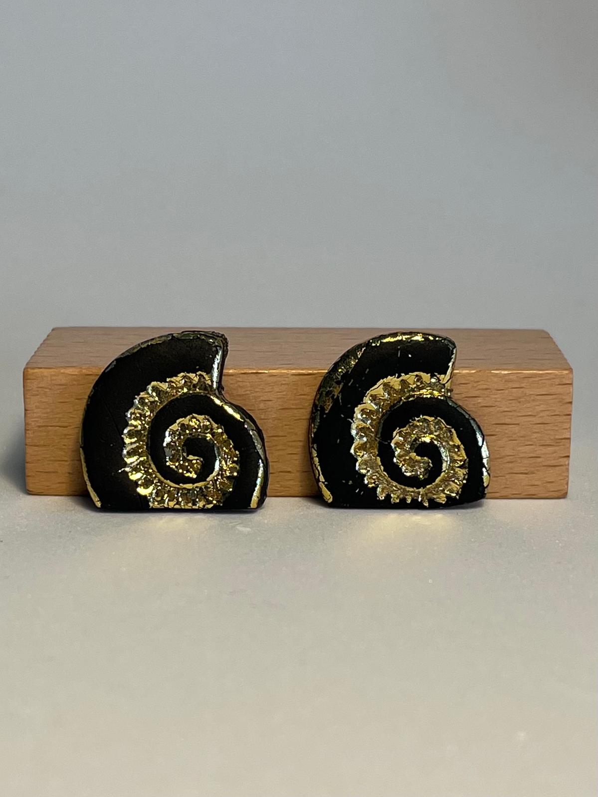 AMMONITA NEGRO – Pendientes stud negro dorado