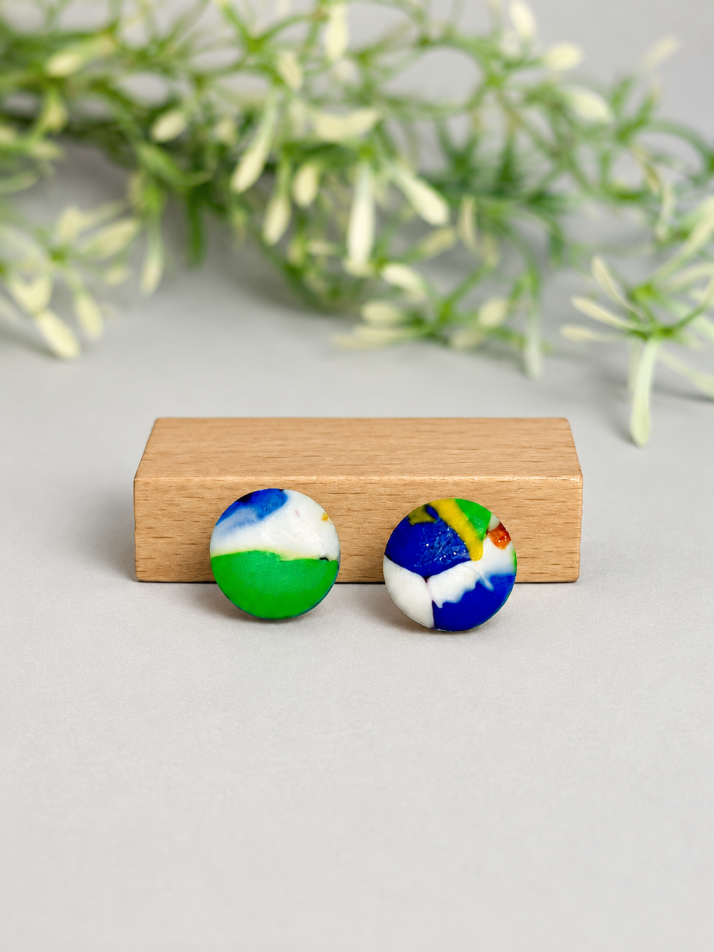 ROUND - Pendientes stud cuadrados con estampado confeti multicolor