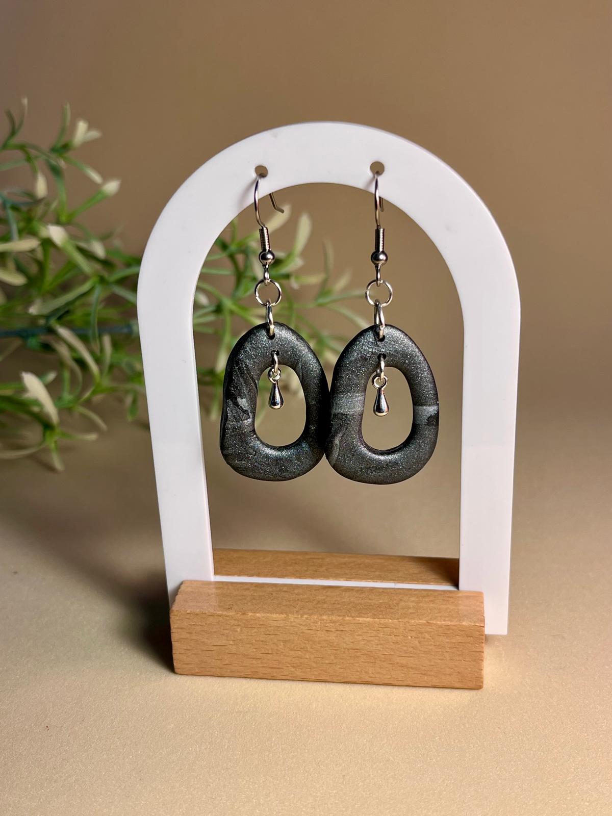SILVER RING – Pendientes aro calado negro mármol con charm lágrima arcilla polimérica artesanales