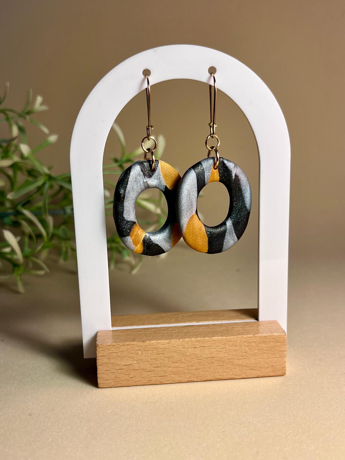ECLIPSE RING – Pendientes aro calado negro, plateado y dorado arcilla polimérica artesanales
