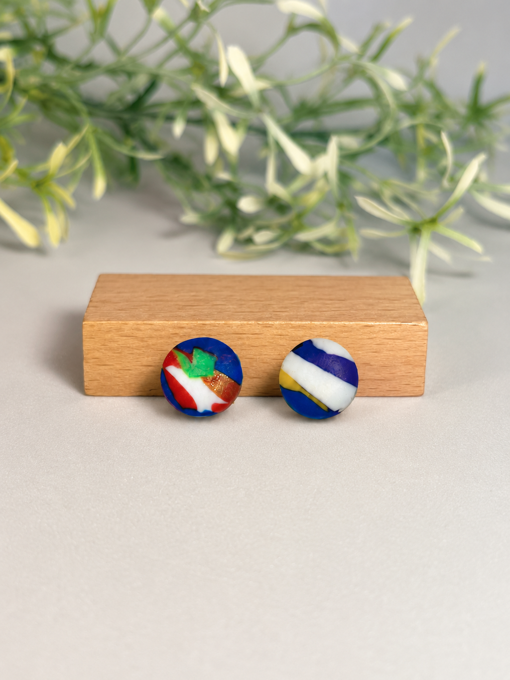 ROUND - Pendientes stud cuadrados con estampado confeti multicolor