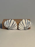 CONCHA — Pendientes stud concha blanca plateada