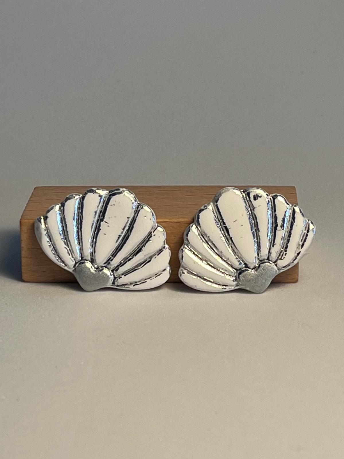 CONCHA — Pendientes stud concha blanca plateada
