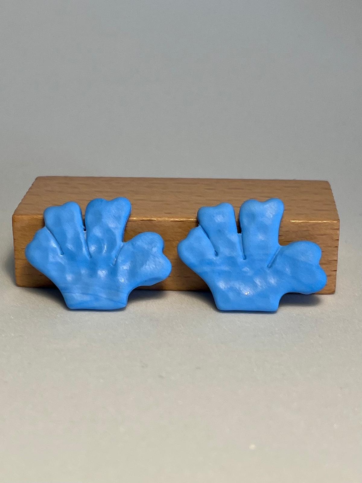 CORAL AZUL — Pendientes stud coral azul