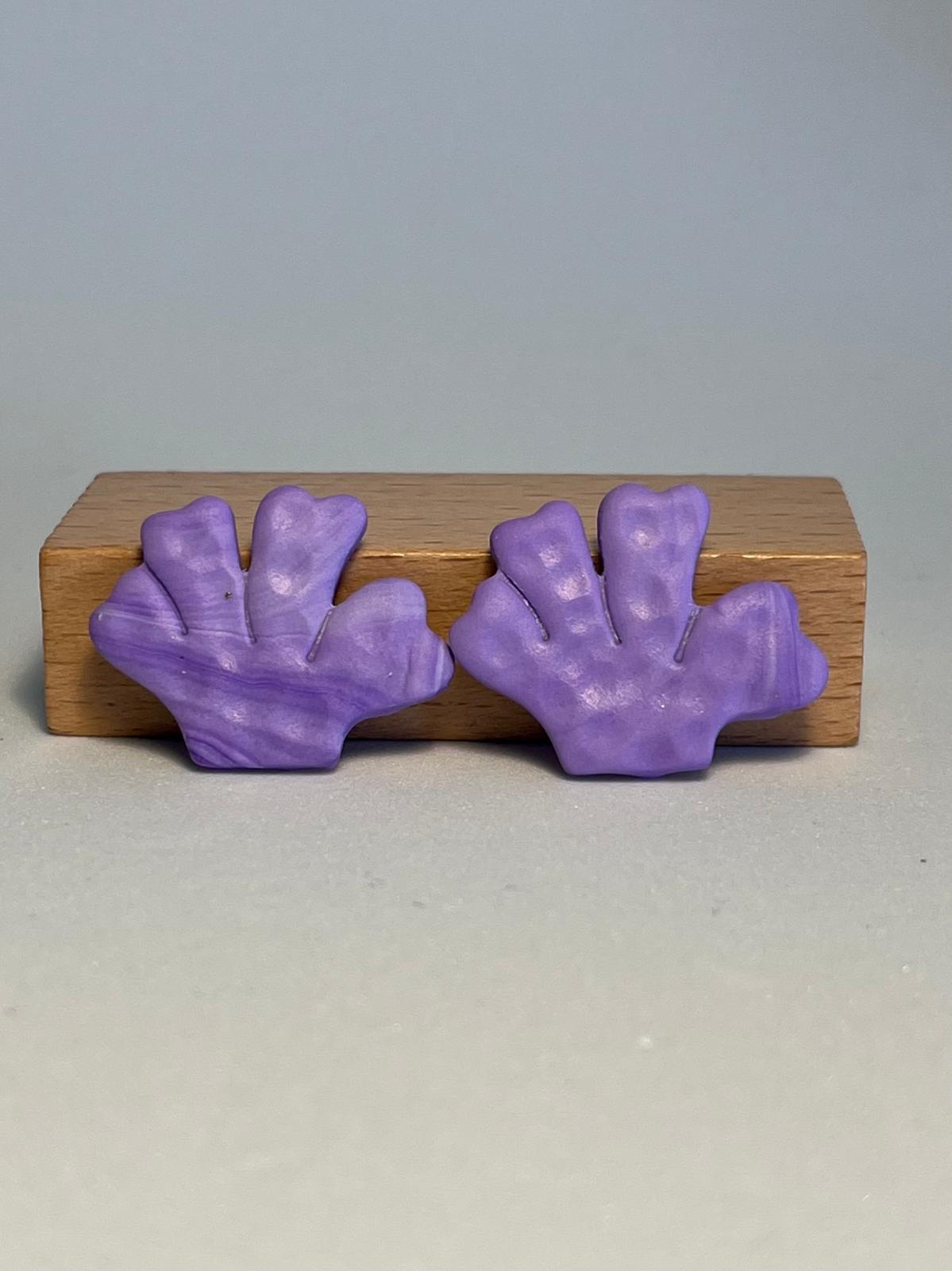 CORAL MORADO — Pendientes stud coral lila