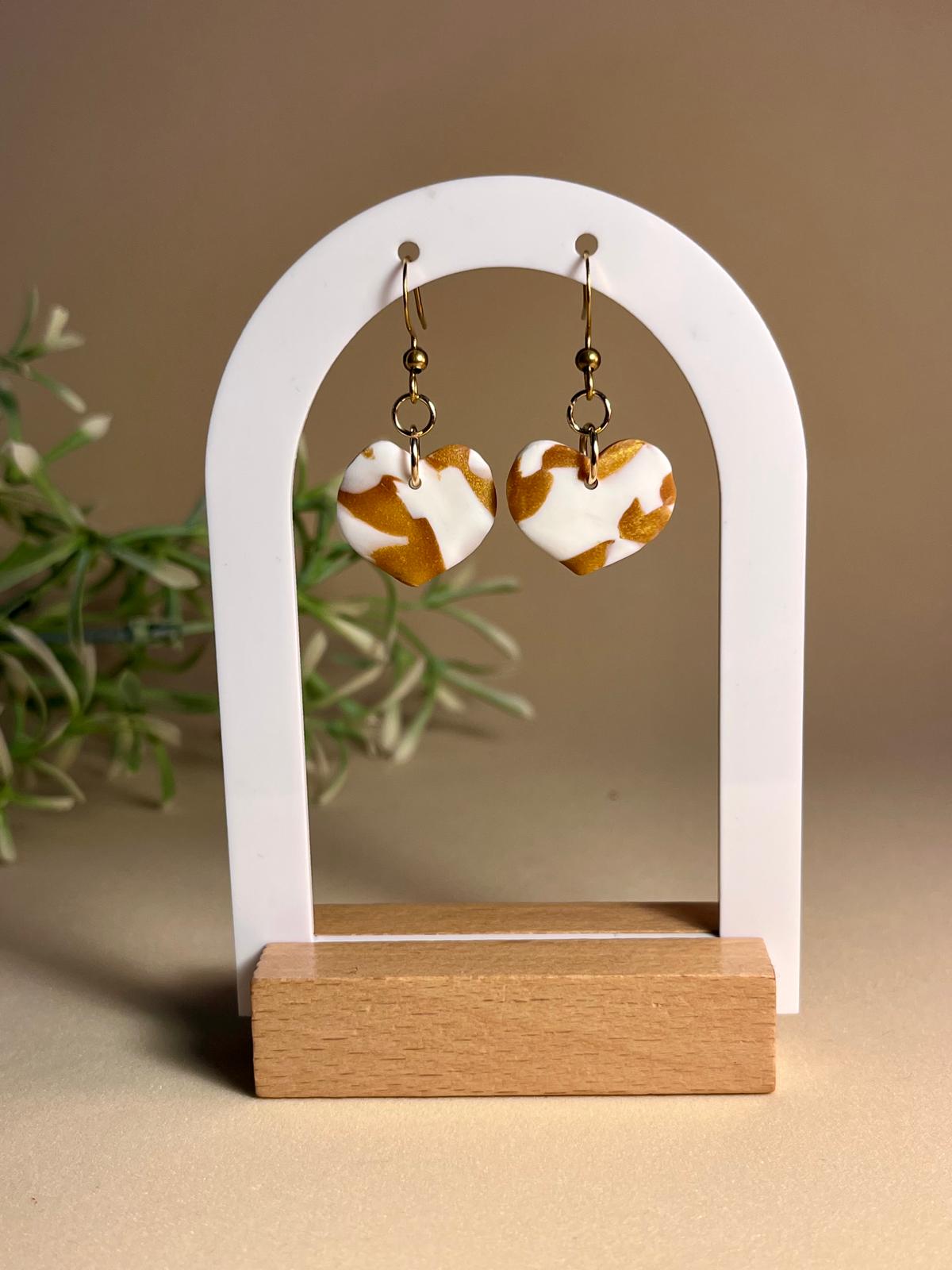 TERRA HEART – Pendientes corazón blanco dorado mármol arcilla polimérica artesanales