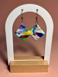 BOLD - Pendientes artesanales cuadrado marmolado multicolor con gancho plateado