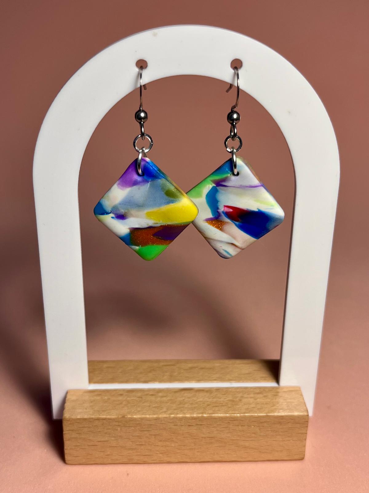 BOLD - Pendientes artesanales cuadrado marmolado multicolor con gancho plateado
